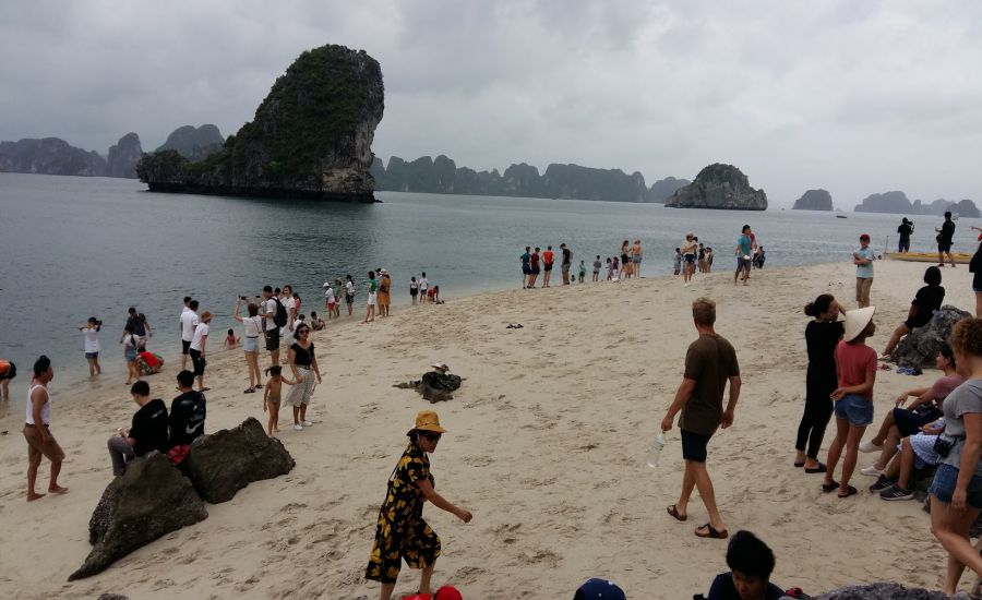 Du khách thăm bãi Thiên Cảnh Sơn. Ảnh: Nguyễn Hùng