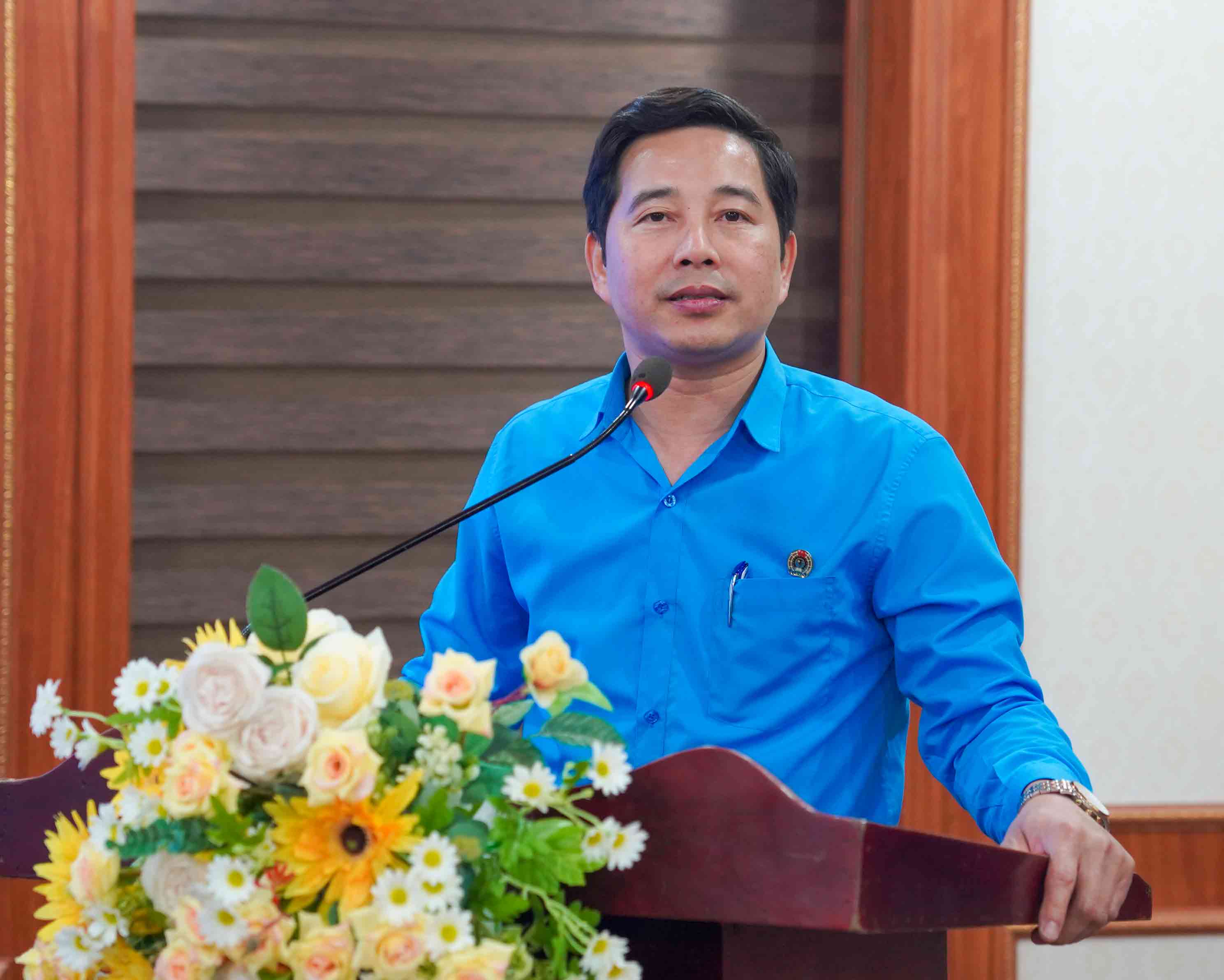 Ông Đặng Văn Hải – Chủ tịch Công đoàn ngành Giáo dục tỉnh Nghệ An cảm ơn người lao động Trung tâm đã luôn yêu nghề, đóng góp tích cực vào việc thực hiện các nhiệm vụ chính trị của ngành