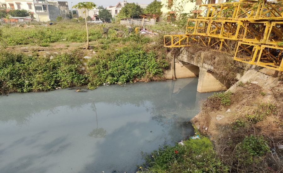 Tuyến mương ô nhiễm chạy qua tổ dân phố số 6 phường Tràng Cát, Hải An, Hải Phòng. Ảnh: Hoàng Khôi