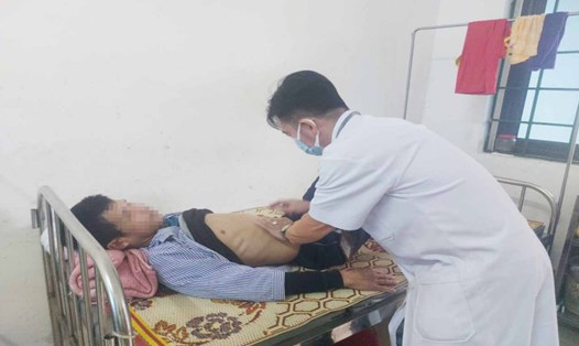 Bác sĩ một bệnh viện ở Hà Tĩnh khám bệnh cho bệnh nhân. Ảnh: Trần Tuấn