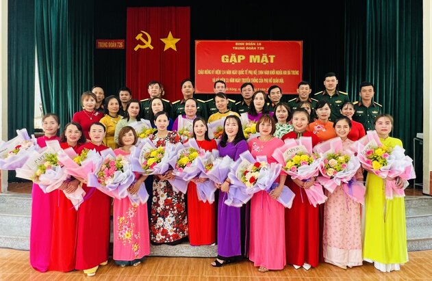 Trung đoàn 726 tặng hoa chúc mừng các chị em trong đơn vị nhân dịp kỷ niệm 114 năm ngày Quốc tế phụ nữ. Ảnh: Hồng Thắm