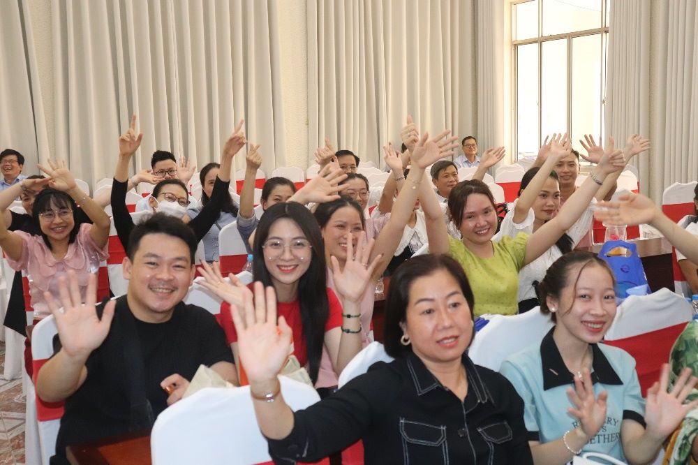 Cán bộ, đoàn viên, người lao động ngành y tế tỉnh Đồng Tháp tham gia cổ vũ nồng nhiệt tại hội thi. Ảnh: Lưu Hùng