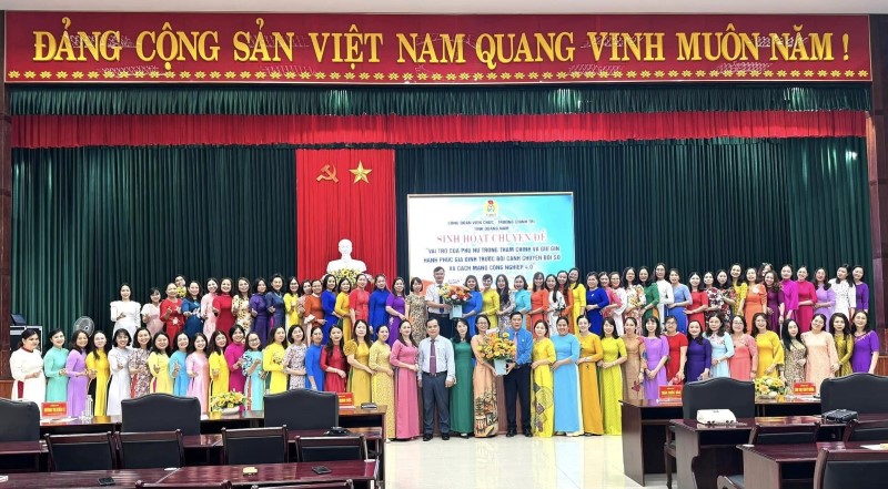 Chương trình tọa đàm Phụ nữ “Giỏi việc nước, đảm việc nhà” do Công đoàn Viên chức tỉnh Quảng Nam tổ chức. Ảnh: ĐVCC.