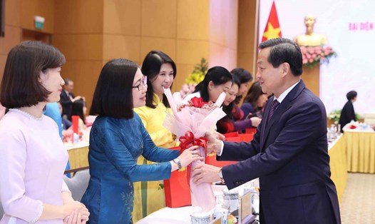 Phó Thủ tướng Chính phủ Lê Minh Khái tặng hoa các đại biểu nữ trí thức tiêu biểu. Ảnh: VGP
