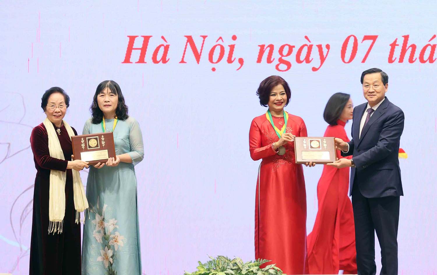 Phó Thủ tướng Chính phủ Lê Minh Khái và nguyên Phó Chủ tịch nước Nguyễn Thị Doan trao 2 giải Kovalevskaia cho 2 nhà khoa học nữ có thành tích nghiên cứu khoa học xuất sắc. Ảnh: VGP
