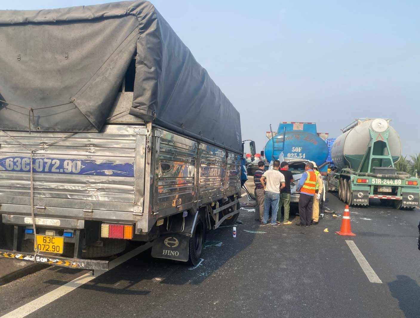 Vụ tai nạn giao thông liên hoàn trên cao tốc TP HCM - Trung Lương đoàn qua địa bàn tỉnh Long An làm ùn tắc giao thông. Ảnh: An Long