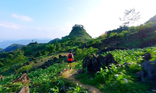 Đường chạy giải Siêu Marathon 2024 tại huyện Mai Châu, tỉnh Hoà Bình băng qua những địa điểm huyền ảo, say đắm lòng người nơi núi rừng Tây Bắc. Ảnh: Sở VHTTDL Hoà Bình