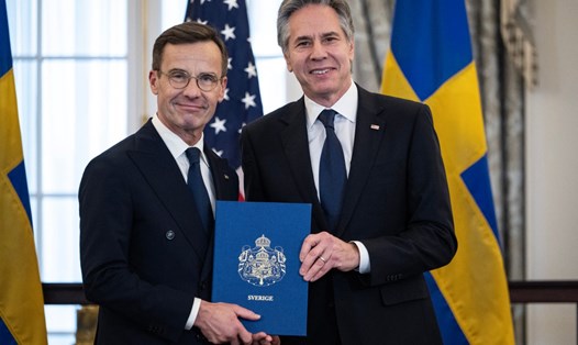 Thủ tướng Thụy Điển Ulf Kristersson (trái) đệ trình tài liệu gia nhập NATO cho Ngoại trưởng Mỹ Antony Blinken. Ảnh: AFP