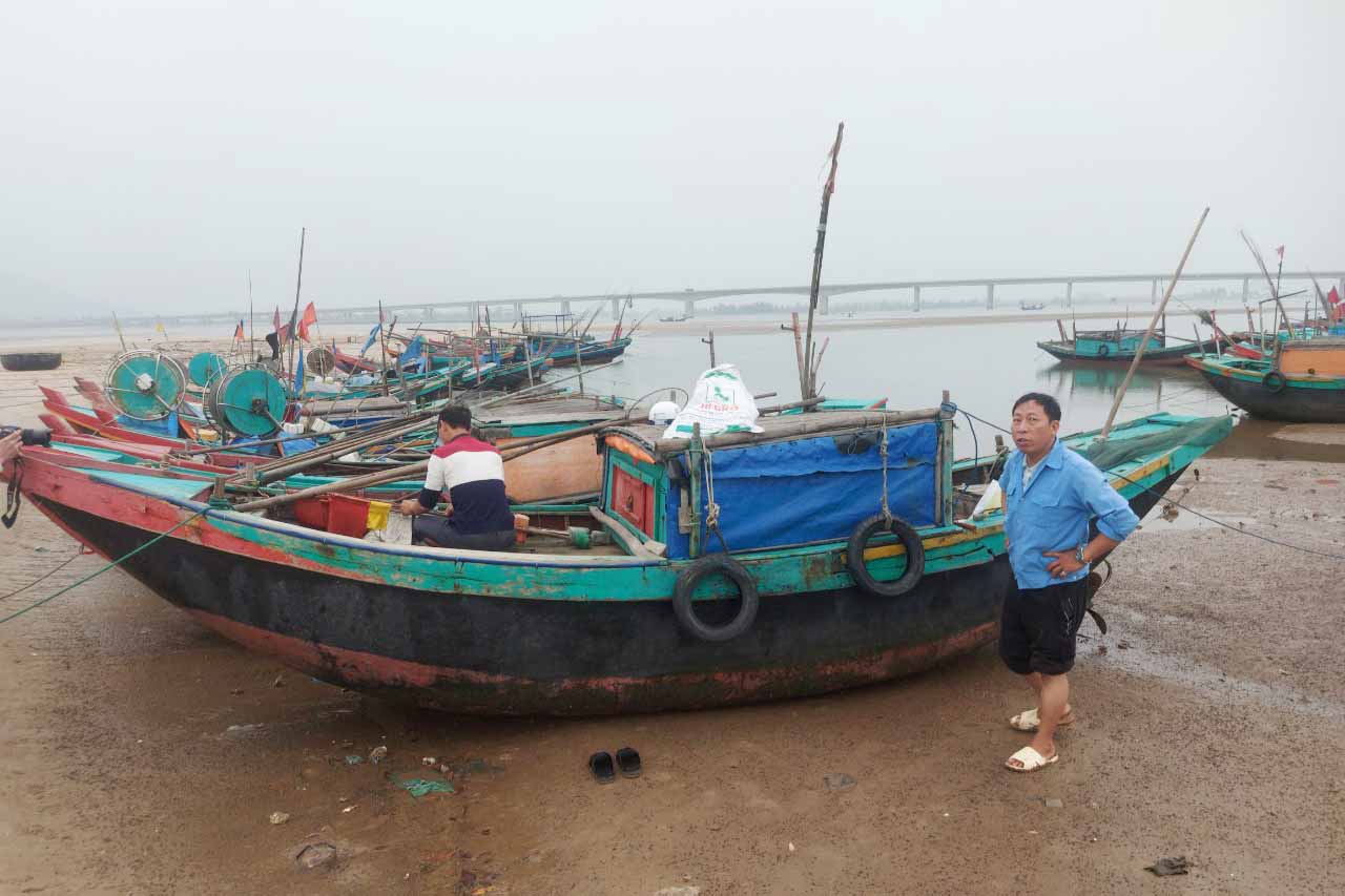 Mong ước có cảng cá của ngư dân xã Cẩm Nhượng. Ảnh: Trần Tuấn.