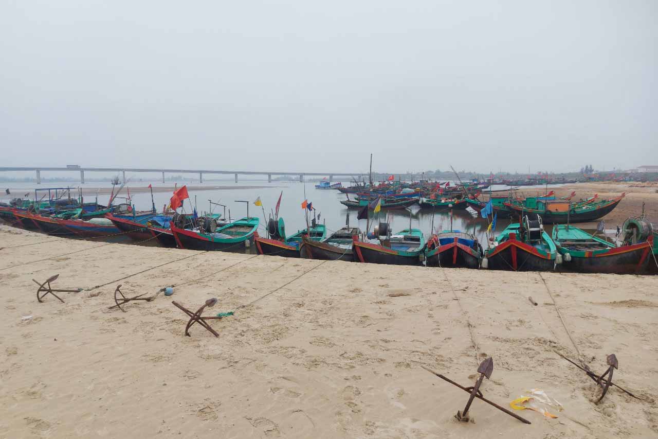 Tàu thuyền của ngư dân xã Cẩm Nhượng lâu nay cập bến neo đậu tại bãi bồi bán hải sản mà chưa có cảng cá. Ảnh: Trần Tuấn.