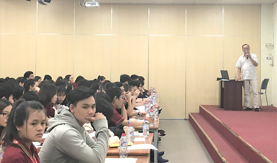 Tuyên truyền BHYT học sinh - sinh viên cho các sinh viên. Ảnh BHXH TPHCM cung cấp