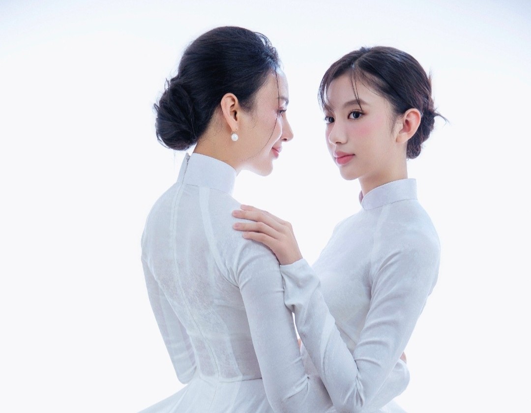 Hoa hậu Ngọc Diễm cùng con gái diện áo dài trắng tinh khôi. Ảnh: Lê Thiện Viễn