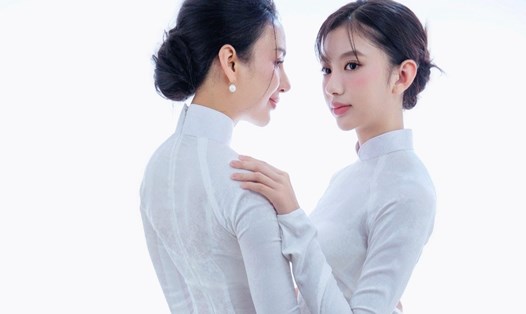 Hoa hậu Ngọc Diễm cùng con gái diện áo dài trắng tinh khôi. Ảnh: Lê Thiện Viễn