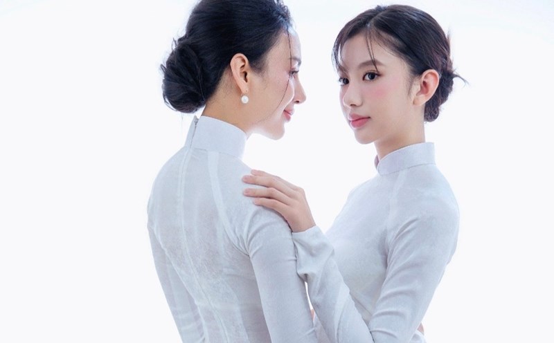Hoa hậu Ngọc Diễm cùng con gái diện áo dài trắng tinh khôi. Ảnh: Lê Thiện Viễn