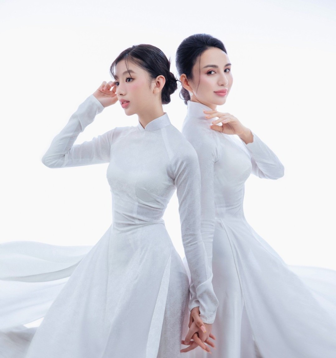 Hoa hậu Ngọc Diễm và con gái Nam Phương duyên dáng bên tà áo dài. Ảnh Lê Thiện Viễn 