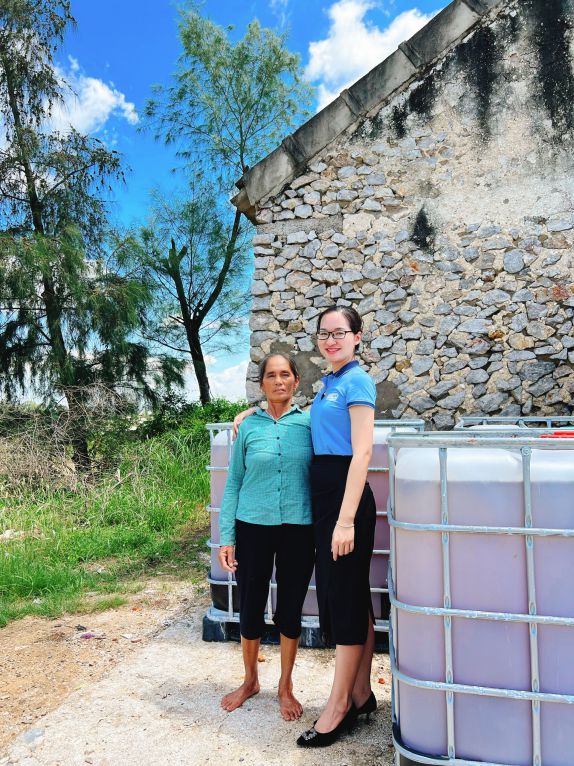 Chị Nguyễn Thị Hồng Thắm đã mất 5 năm để có thể nâng cao giá trị hạt muối quê hương, giúp cuộc sống bà con diêm dân bớt “mặn“. Ảnh: Nhân vật cung cấp