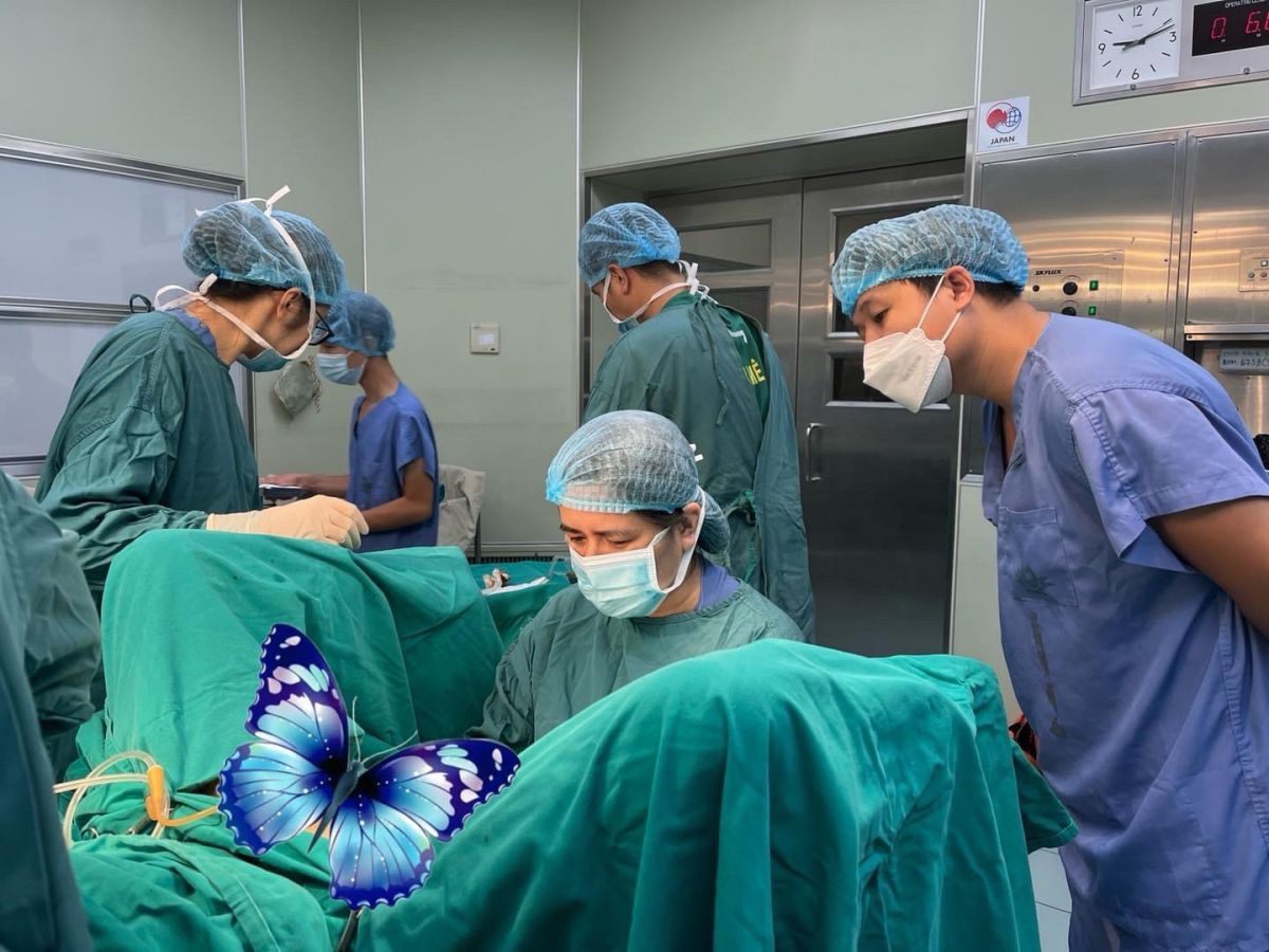 PGS.TS.BS Phạm Thị Việt Dung thực hiện ca phẫu thuật tạo hình cho người bệnh. Ảnh: Nhân vật cung cấp