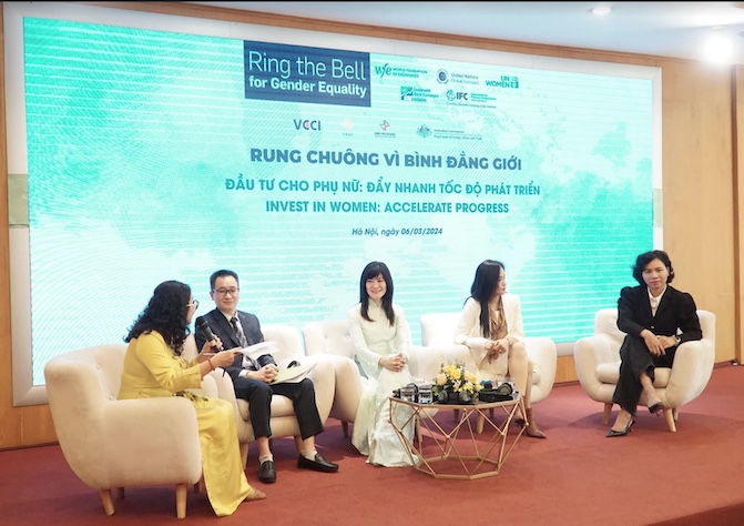 Bà Phạm Thị Vân Khánh - Giám đốc Ban Khách hàng doanh nghiệp BIDV (ngồi giữa), tham gia thảo luận về chủ đề “Đầu tư cho phụ nữ: Đẩy nhanh tốc độ phát triển”