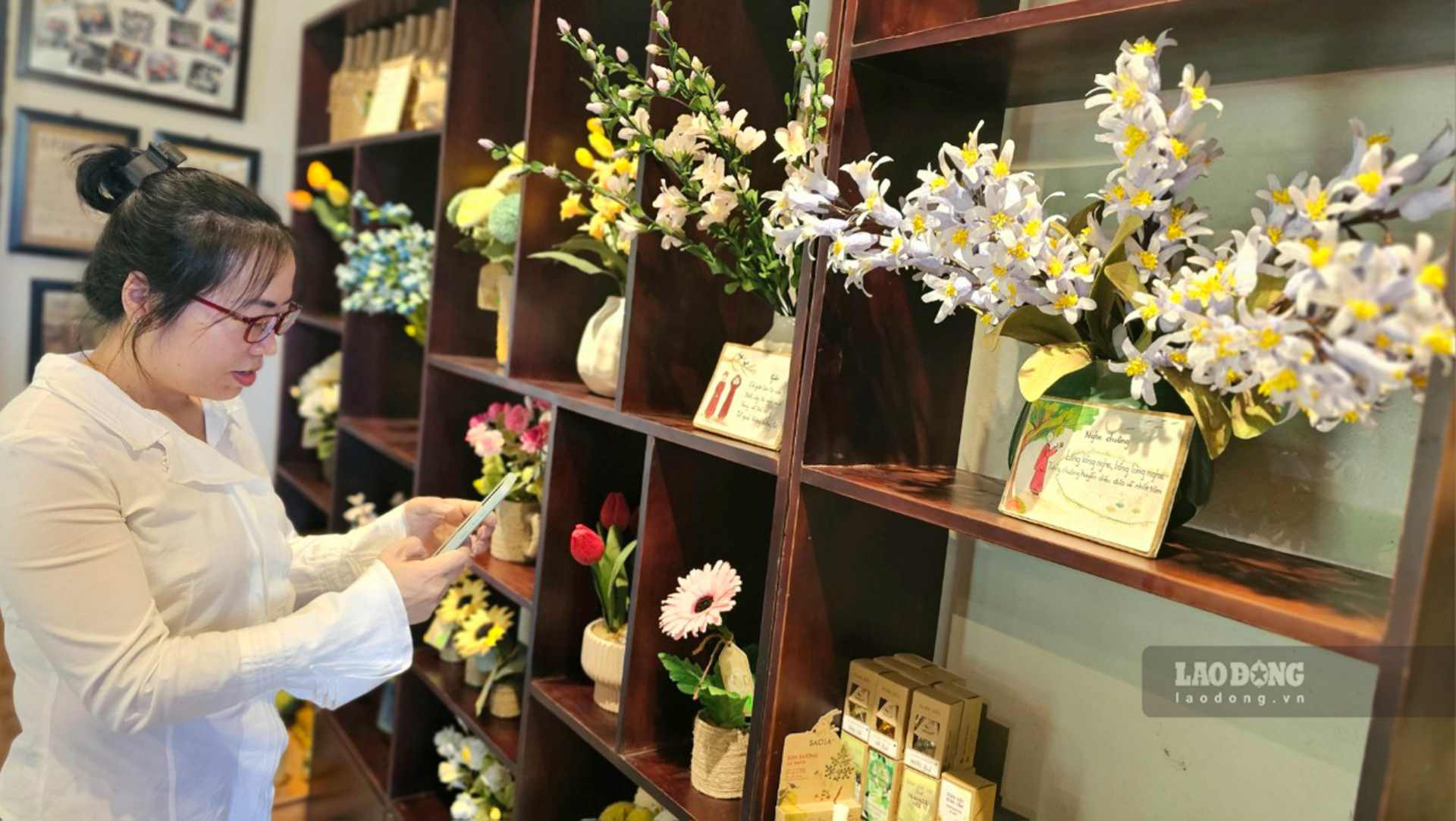 Các sản phẩm hoa giấy được làm thủ công bởi những cô gái trẻ khuyết tật. Ảnh: Thành Trung.