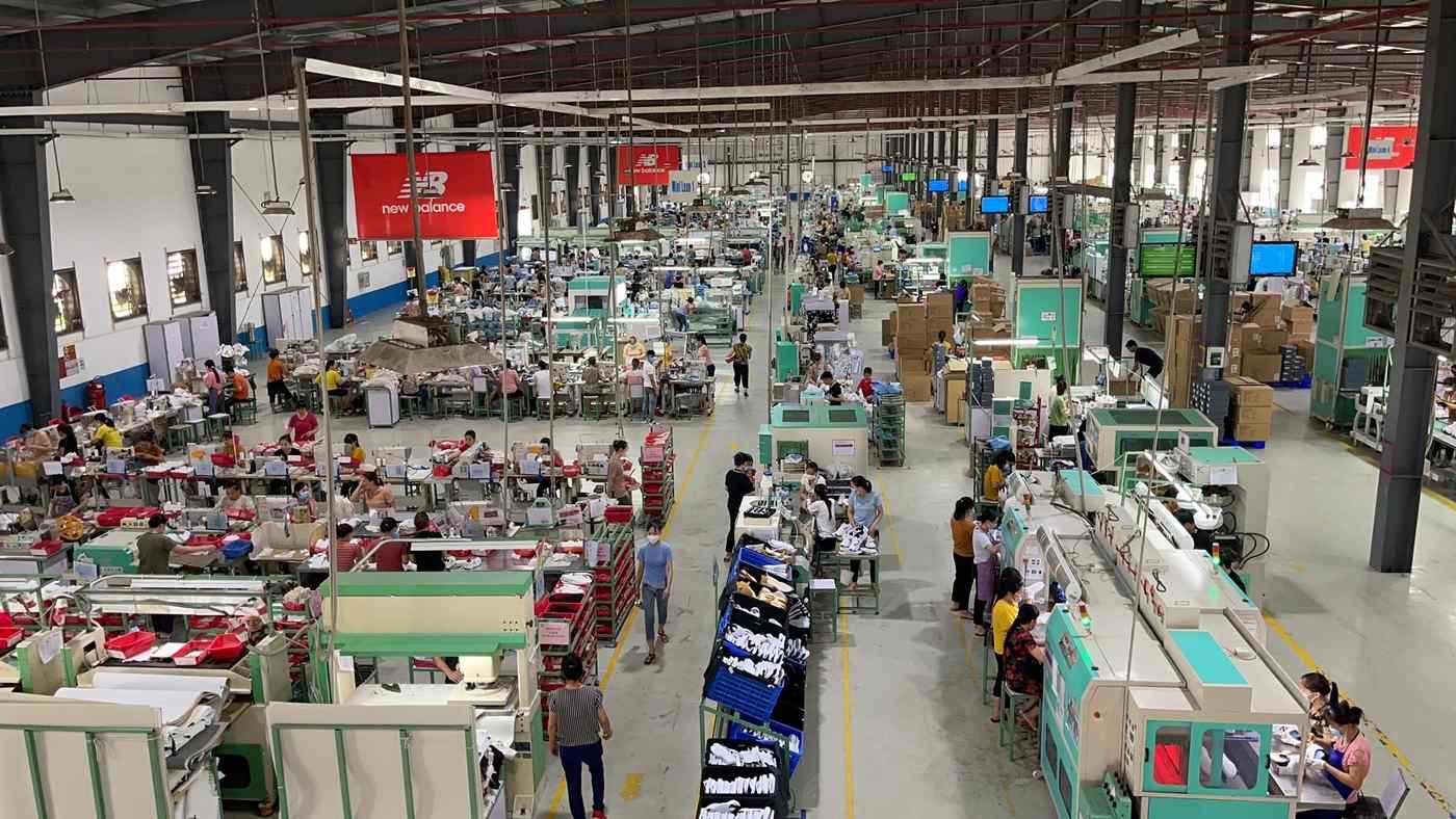 Bên trong nhà máy sản xuất giày da xuất khẩu tại Ninh Bình thuộc Công ty TNHH tập đoàn BETTER POWER. Ảnh: Phương Thảo.  