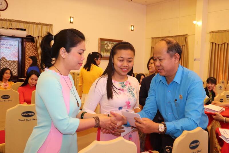 Ông Lê Văn Đại, Phó Chủ tịch Liên đoàn Lao động TP Đà Nẵng tặng thiệp cho các nữ đoàn viên. Ảnh: Nguyễn Linh