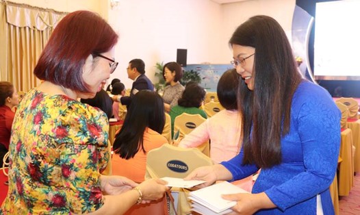 Công đoàn Viên chức Đà Nẵng tặng thiệp chúc mừng cho nữ đoàn viên nhân ngày 8.3. Ảnh: Nguyễn Linh