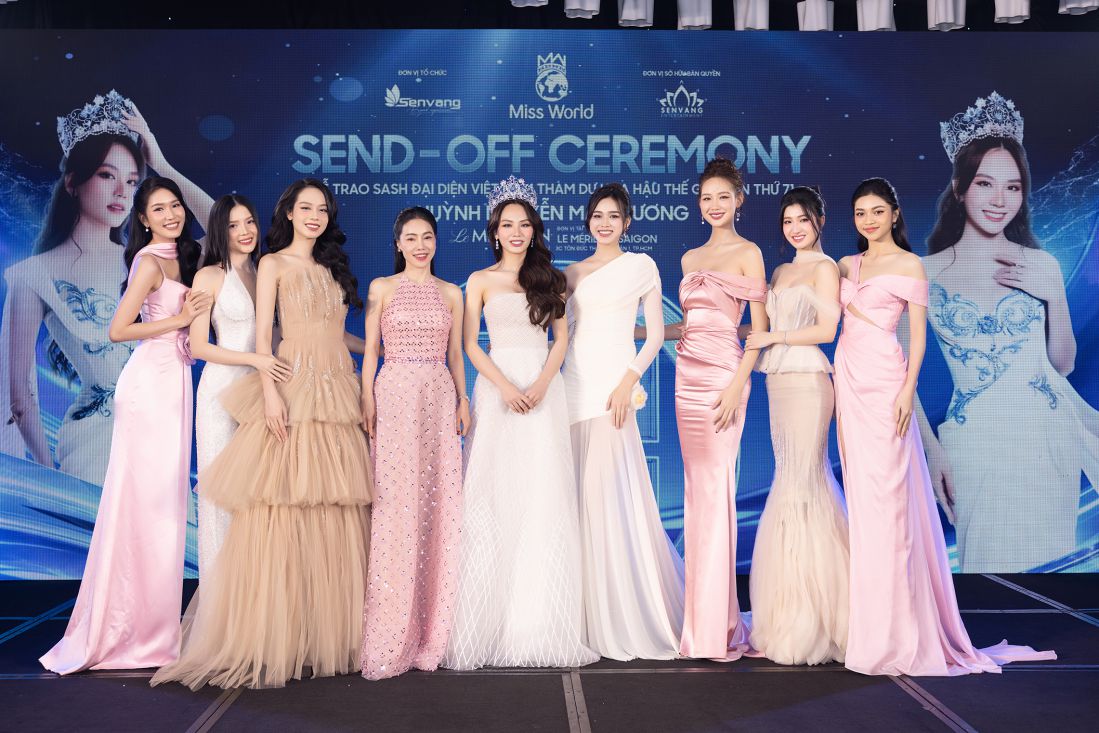 Bà Phạm Kim Dung chụp ảnh cùng các Hoa hậu, Á hậu. Ảnh: Nhân vật cung cấp