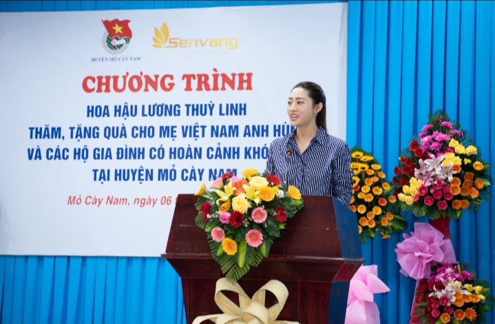 Lương Thùy Linh phát biểu tại trụ sở UBND xã Bình Khánh. Ảnh:SenVang