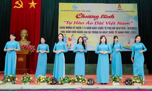 Nữ đoàn viên công đoàn huyện Tương Dương (Nghệ An) trình diễn áo dài gây quỹ từ thiện. Ảnh: Nam Thanh