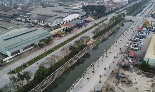 Dự án xây dựng tuyến đường gom và kè sông đào Nguyên Khê ở huyện Đông Anh (Hà Nội). Ảnh: Vĩnh Hoàng