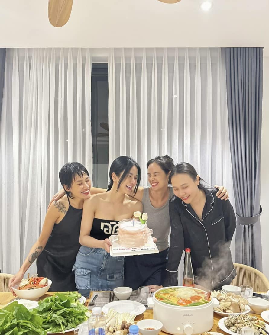 Đàm Thu Trang đăng tải hình ảnh dùng bữa với hội bạn thân Diệp Lâm Anh, Pông Chuẩn và Trần Hiền. 