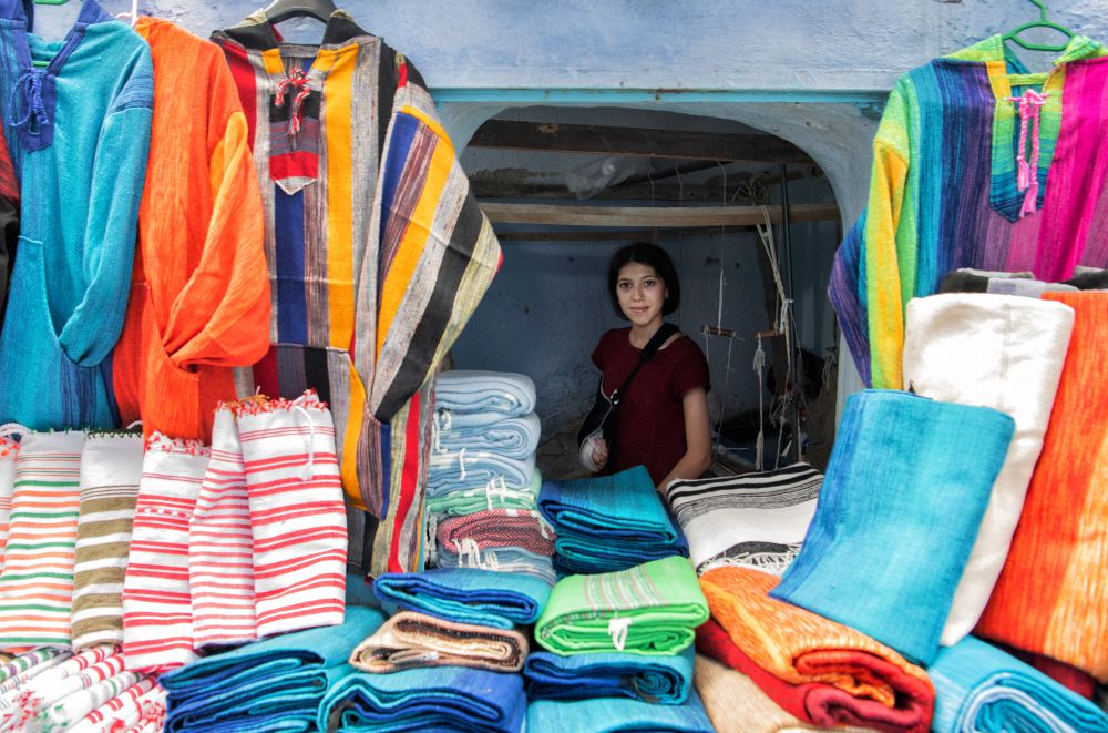 Cô gái bán vải ở Chefchaouen (Morocco).