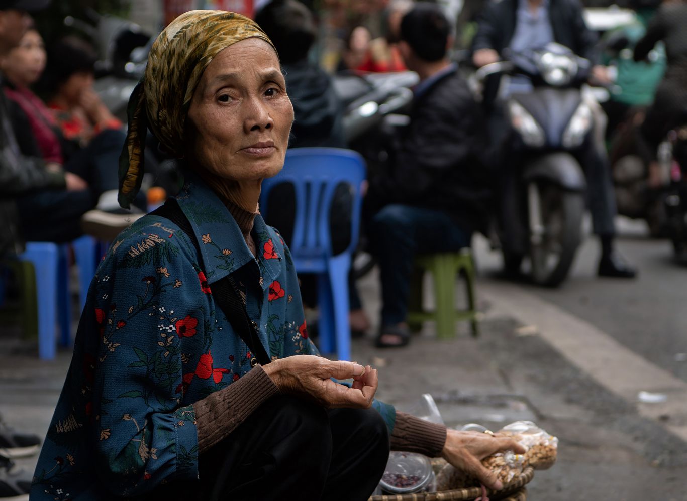 Người đàn bà bán rong ở phố cổ Hà Nội.