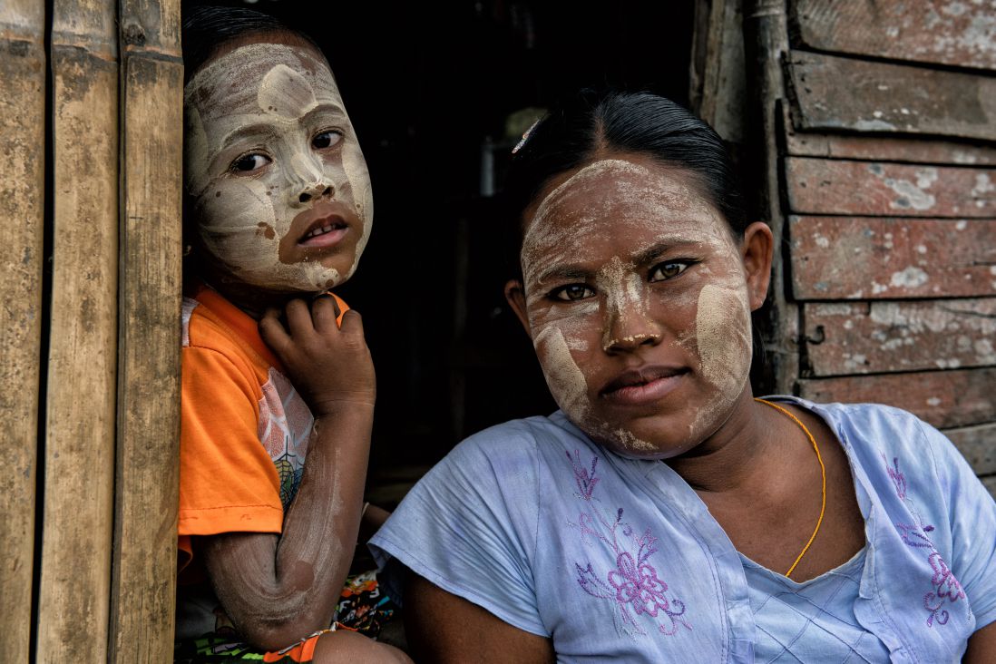 Hai mẹ con ở một khu ổ chuột tại Yangon (Myanmar).
