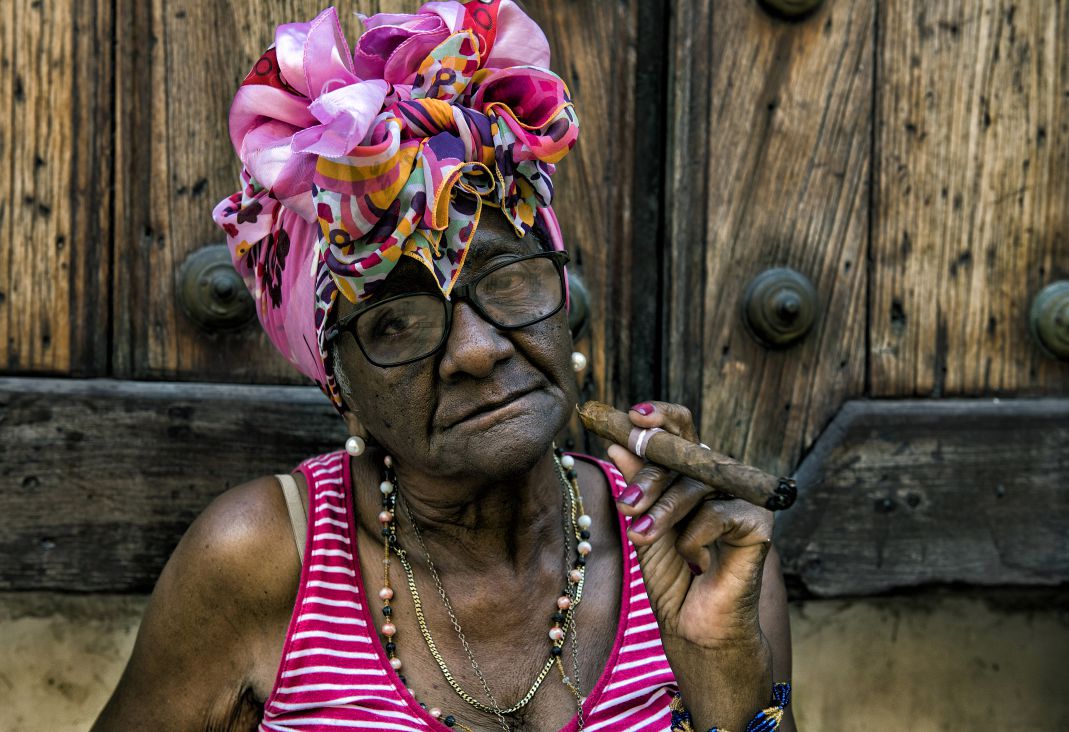 Người phụ nữ hút xì gà ở Old Havana (Cu Ba).