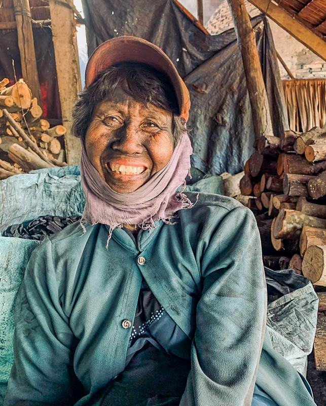 Dù công việc cực nhọc, mặt bám đen vùi bụi than nhưng các chị em phụ nữ vẫn vui cười vì việc làm, thu nhập để lo cho gia đình.