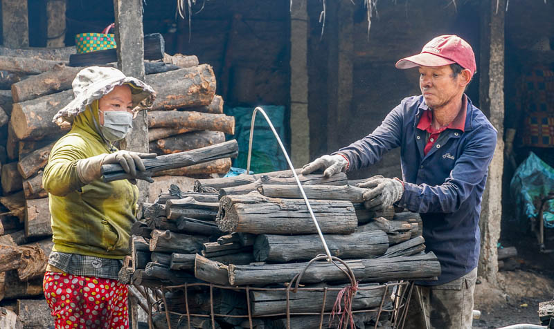 Đến Làng than xã Xuân Hòa (Kế Sách, Sóc Trăng) dễ dàng bắt gặp hình ảnh những lao động nữ tham gia vào các công đoạn làm than.