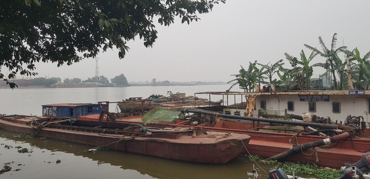 Các tàu khai thác cát trái phép trên sông Đáy bị Đội Cảnh sát đường thủy bắt giữ và tịch thu. Ảnh: Nguyễn Trường