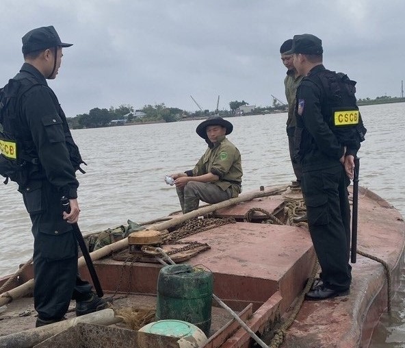 Đội Cảnh sát đường thủy đề nghị tăng cường thêm 2 chiến sĩ Cảnh sát cơ động để phối hợp tuần tra, xử lý các đối tượng khai thác cát trái phép trên sông Đáy và một số tuyến sông khác ở Ninh Bình. Ảnh: Nguyễn Trường
