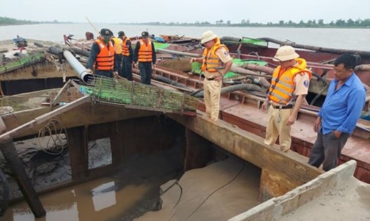 Lực lượng Cảnh sát đường thủy mật phục bắt giữ các tàu khai thác cát trái phép trên sông Đáy đoạn qua địa bàn tỉnh Ninh Bình. Ảnh: Nguyễn Trường