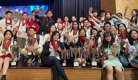 Ảnh chụp với học trò: Huấn luyện viên Ngũ Tô Duy chia sẻ niềm vui chiến thắng với đội tuyển Young Scholars Viet Nam do Duy dẫn dắt sau khi giành chiến thắng ở vòng toàn cầu tại Thái Lan năm 2023. Ảnh: Nhân vật cung cấp