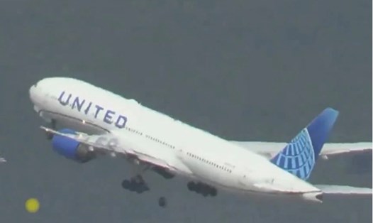Khoảnh khắc máy bay của United Airlines bị rơi bánh. Ảnh chụp màn hình