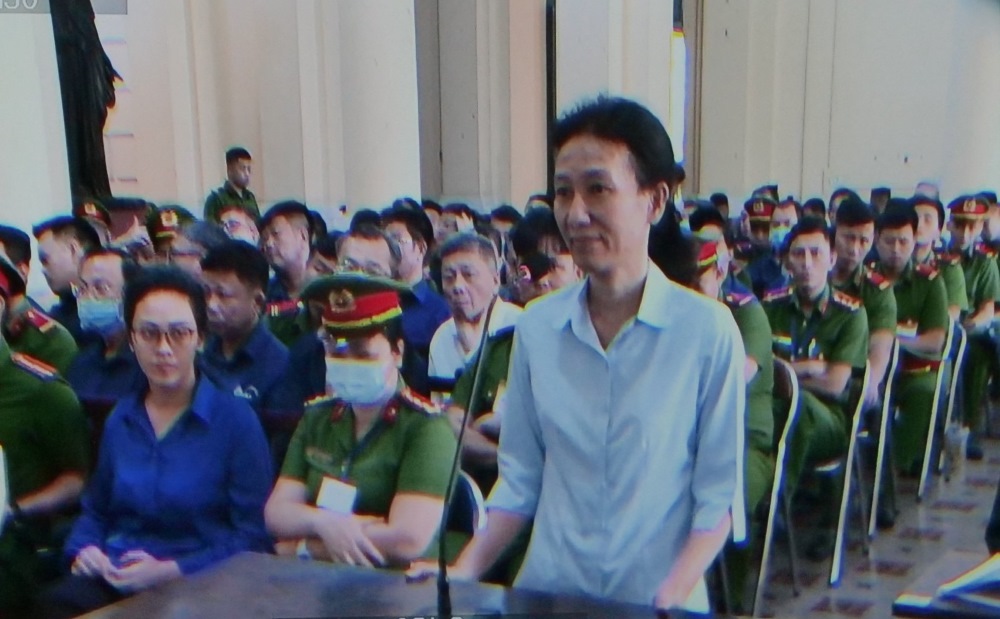 Bị cáo Phạm Thu Phong (cựu Trưởng ban Kiểm soát Ngân hàng SCB) khai báo tại tòa trưa 8.3. Ảnh: Anh Tú