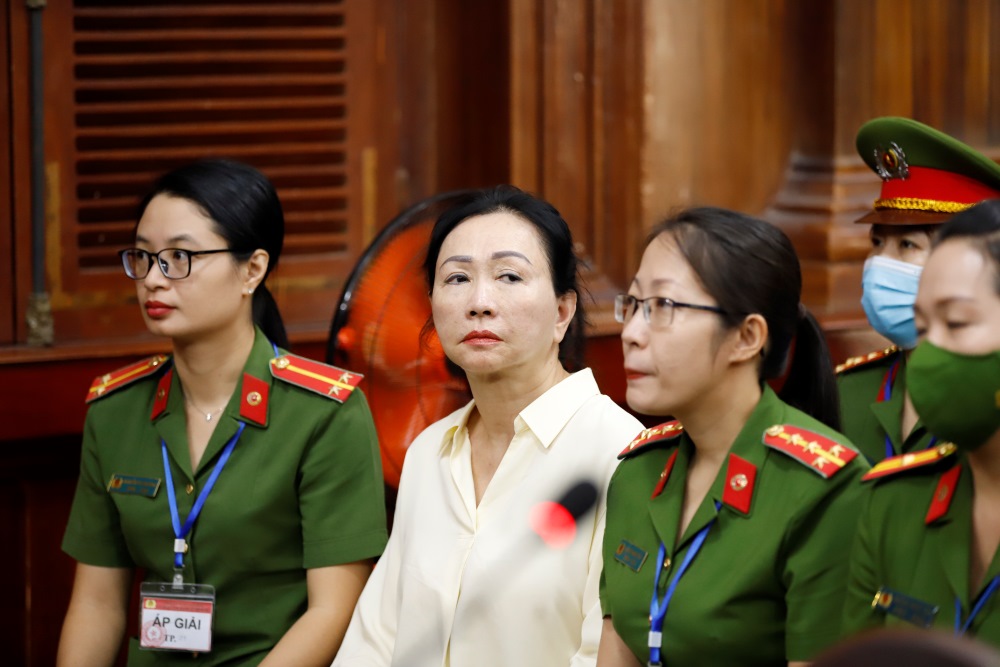 Bị cáo Phạm Thu Phong nhận 20 tỉ đồng của bị cáo Trương Mỹ Lan sau khi nghỉ việc. Ảnh: Anh Tú