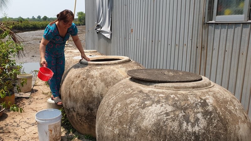 Thiếu nước sạch, hơn 3.000 hộ dân tỉnh Cà Mau trữ nước trong lu, xài tiết kiệm từng giọt. Ảnh: Nhật Hồ