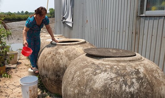 Thiếu nước sạch, hơn 3.000 hộ dân tỉnh Cà Mau trữ nước trong lu, xài tiết kiệm từng giọt. Ảnh: Nhật Hồ