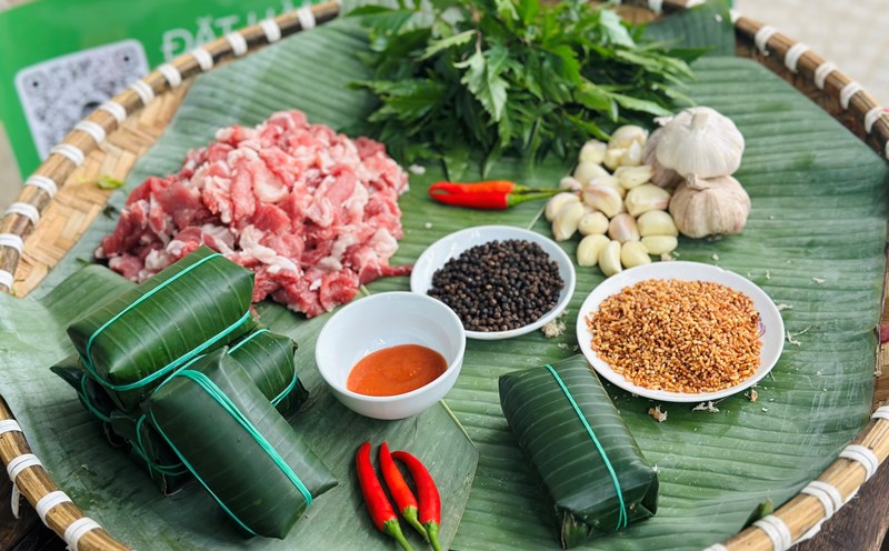 Các nguyên liệu cần thiết để chế biến món nem nướng Thọ Xuân. Ảnh: NVCC