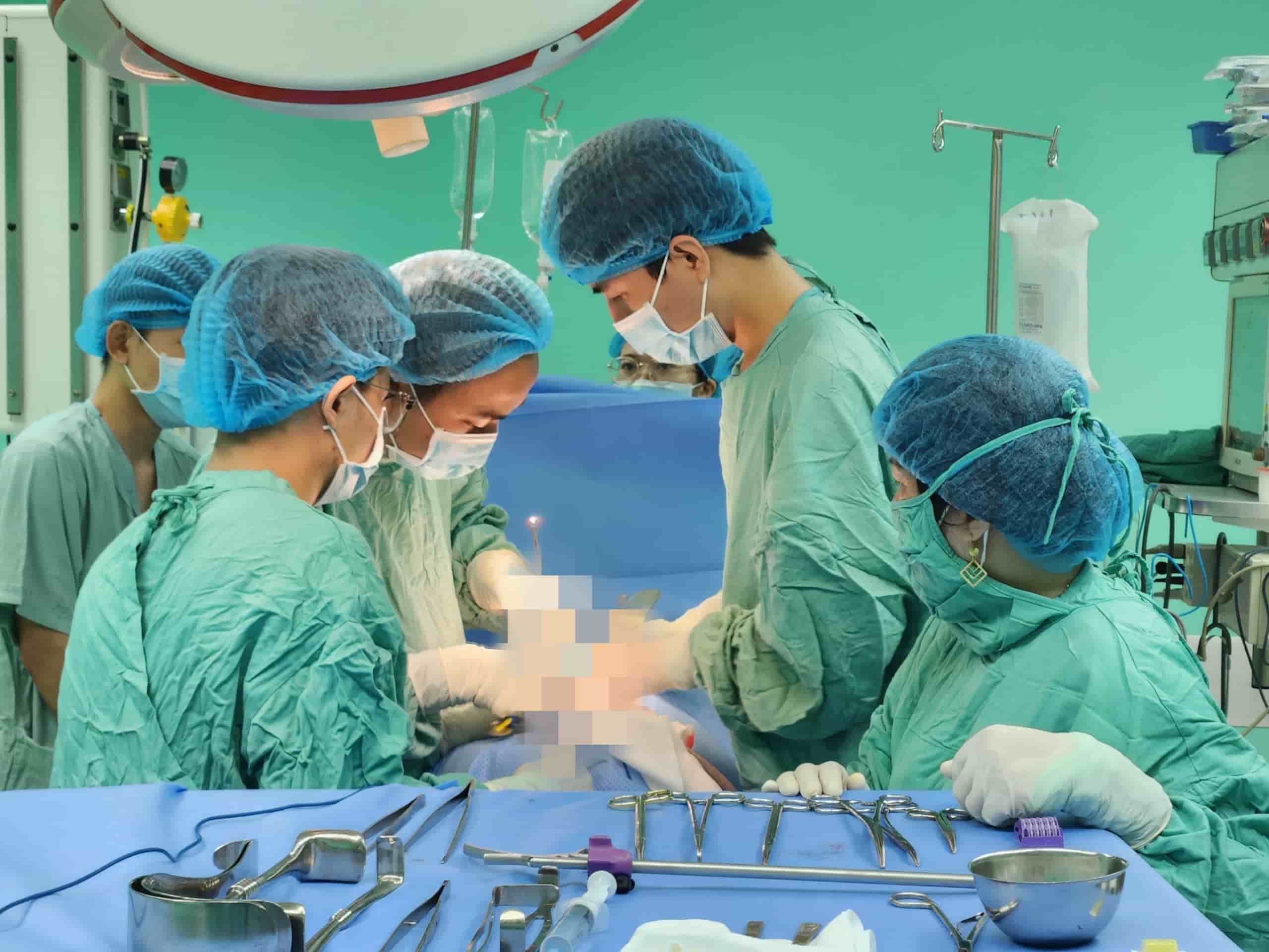 Bác sĩ Bệnh viện Trung ương Huế phẫu thuật cho bệnh nhân tim mạch. Ảnh: Phúc Đạt.