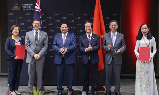 Thủ tướng Chính phủ Phạm Minh Chính chứng kiến các cơ sở giáo dục đại học Việt Nam - Australia ký kết 8 văn bản thỏa thuận hợp tác. Ảnh: VGP