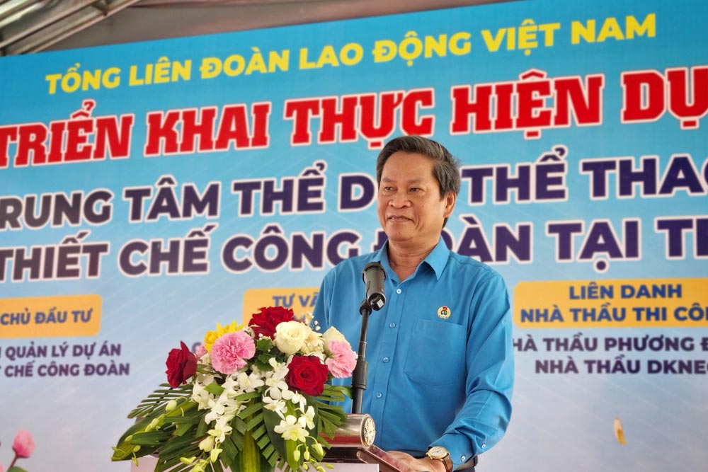 Ông Huỳnh Thanh Xuân - Phó Chủ tịch Tổng LĐLĐ Việt Nam - phát biểu tại lễ triển khai dự án. Ảnh: Hoàng Lộc